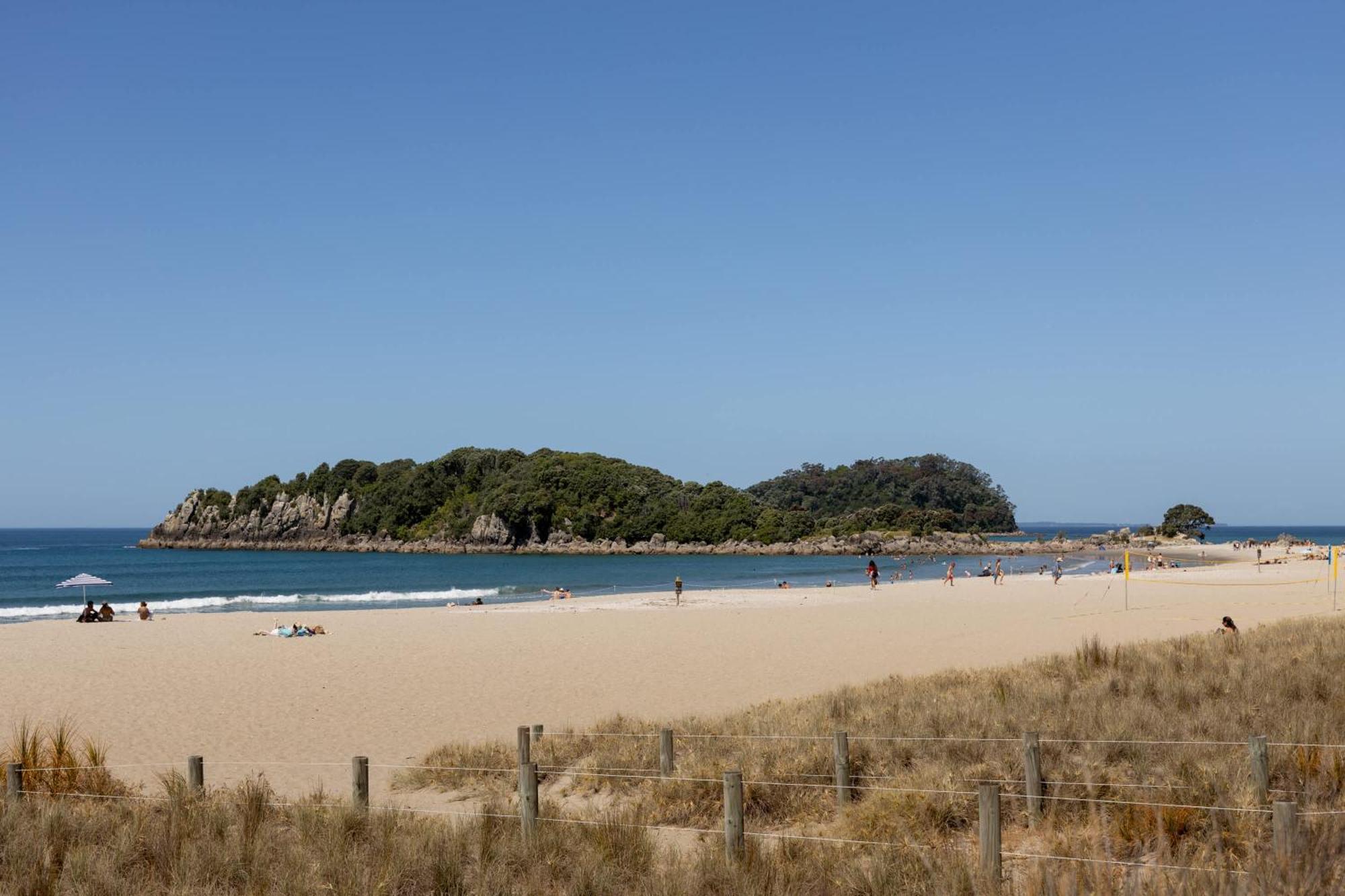 A Strand Of Paradise, Oceanside Views & Pool Mount Maunganui Exterior photo